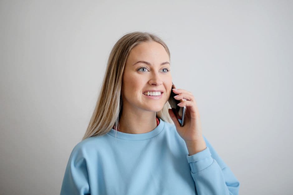 スマートフォンを耳に当てて電話をしている女性