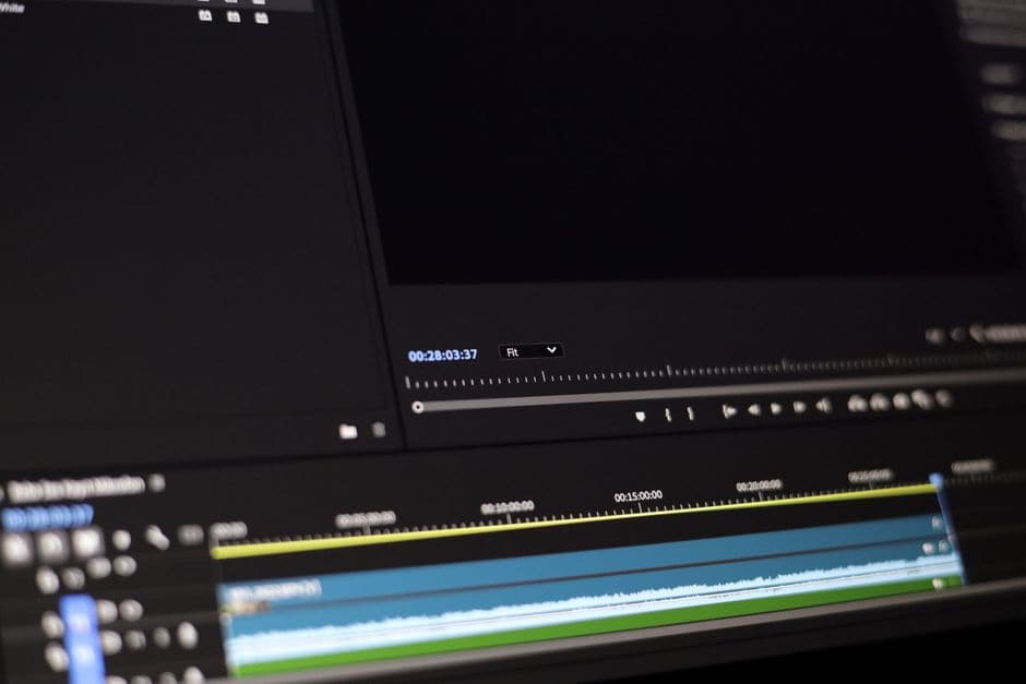 動画編集ソフトのタイムライン画面を斜めから撮った写真。波形と再生位置の目盛りが並んでいる