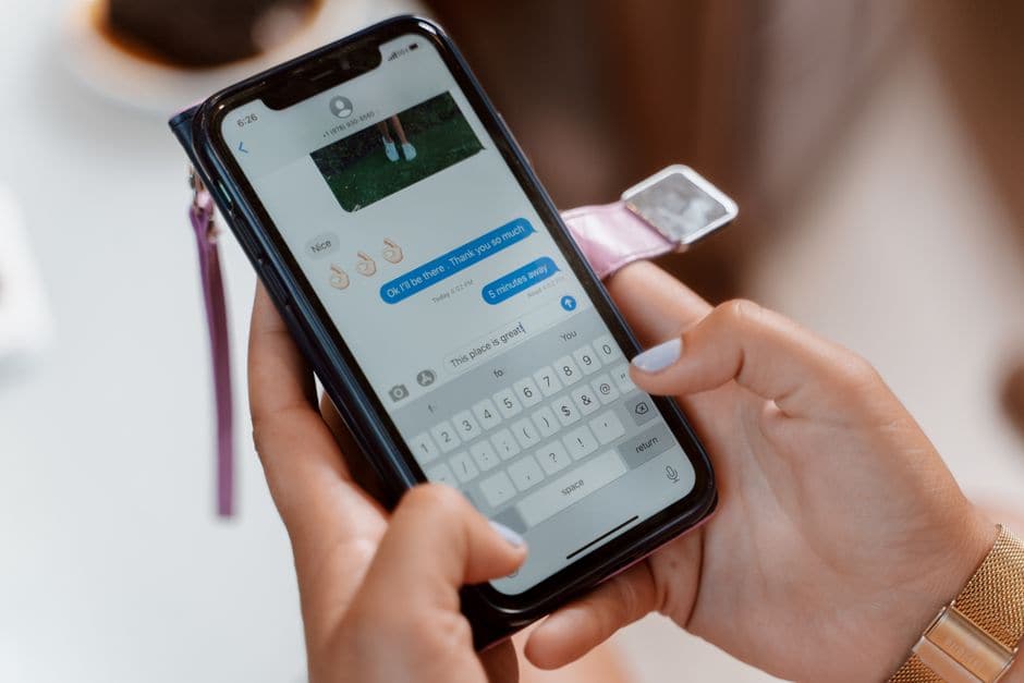 スマートフォンでチャットアプリのメッセージを入力している手元の写真