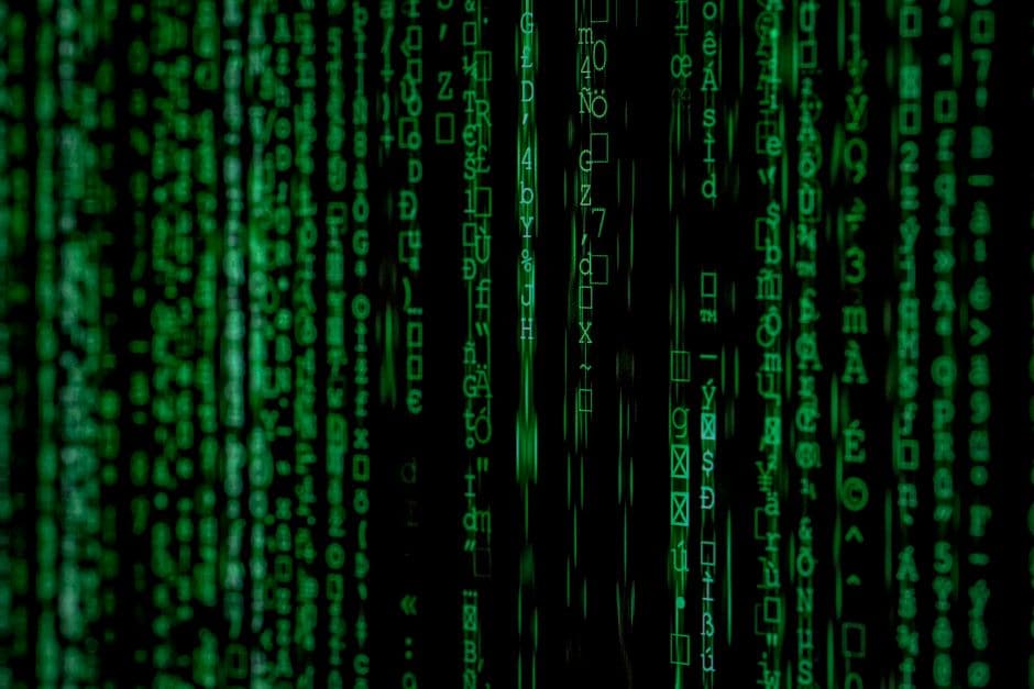 緑色の文字や数字が滝のように流れる、行列状のコードを写した抽象的な画像