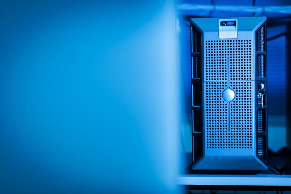 青い光に照らされたデータセンターのサーバー機材