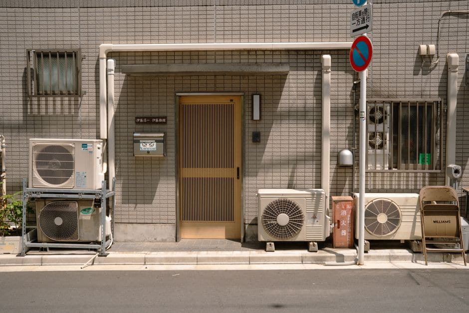 住宅の壁に取り付けられた複数のエアコン室外機