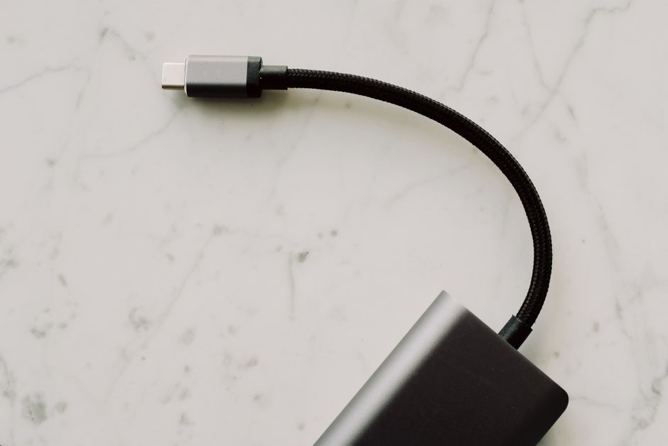 白い面に置かれたUSB-Cの端子と編組ケーブル