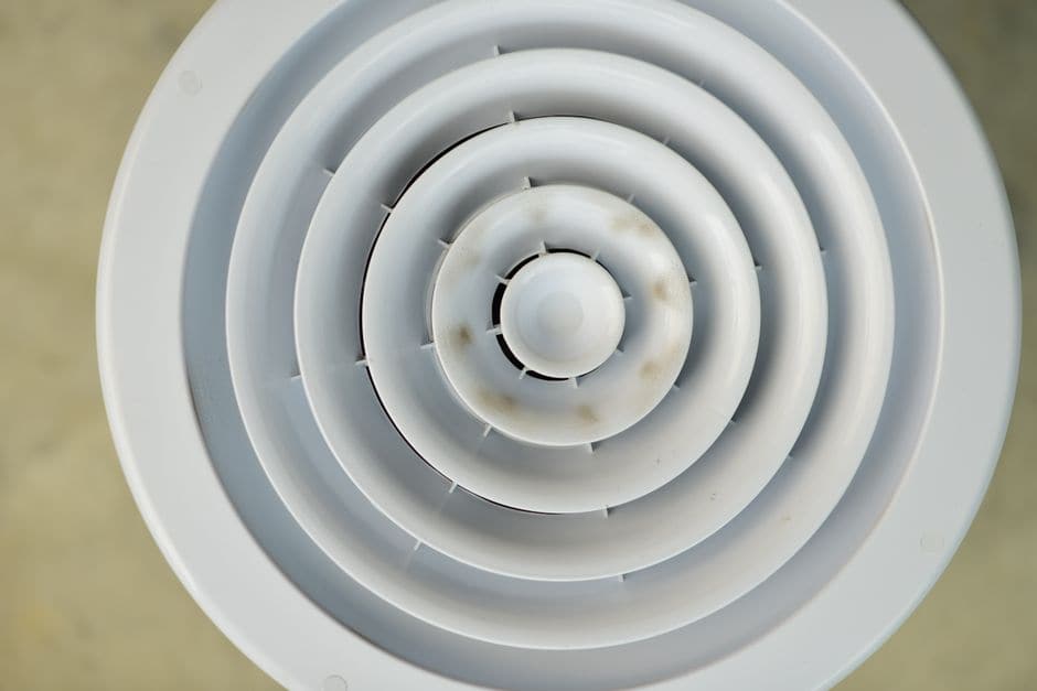 白い丸型の換気口を真上から接写した写真。同心円状の羽根が並んでいる