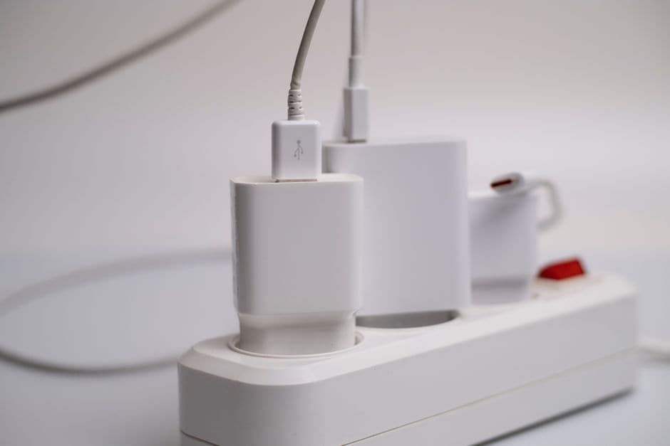白い電源タップに複数の充電器やケーブルが差し込まれている様子