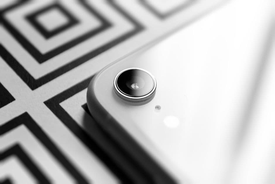 白黒で撮られた、スマートフォン背面のカメラレンズのクローズアップ写真