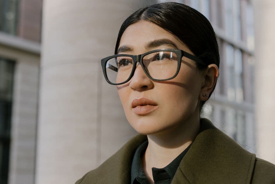 黒縁の太いフレームの眼鏡をかけた人物。Ray-Ban Meta Audioを撮影した写真ではなく、同ジャンルのイメージ写真