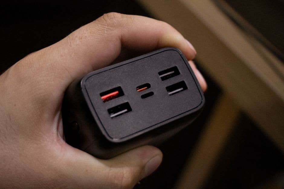 手のひらに収まる黒い充電デバイスの複数のポートを写した写真