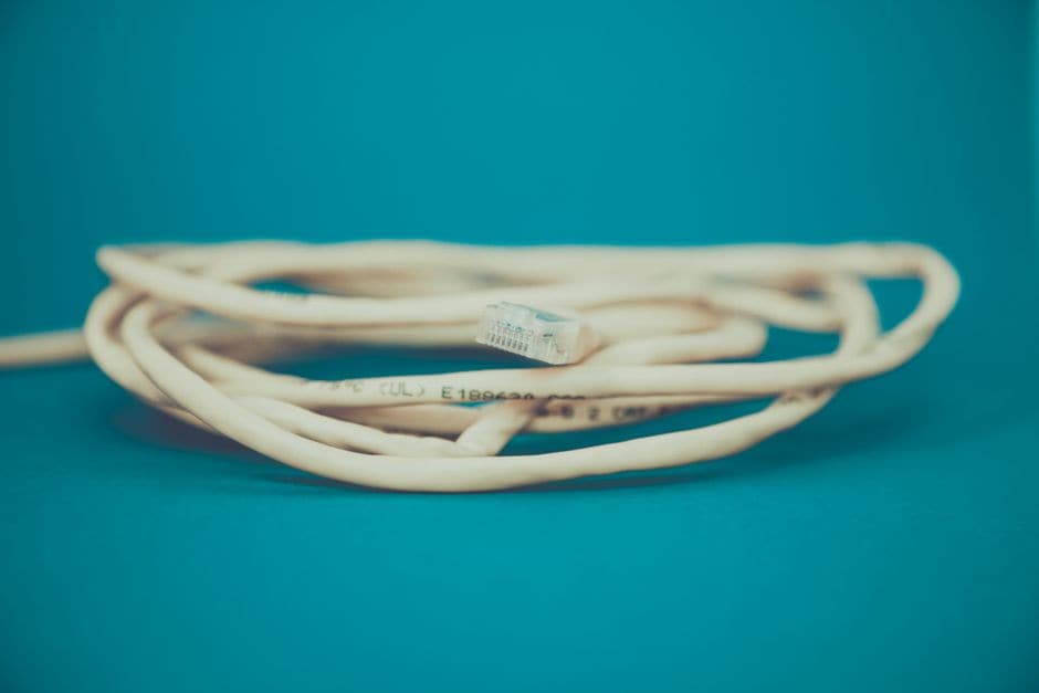 丸めてまとめられた、RJ-45コネクタの付いたLANケーブル(イメージ写真)