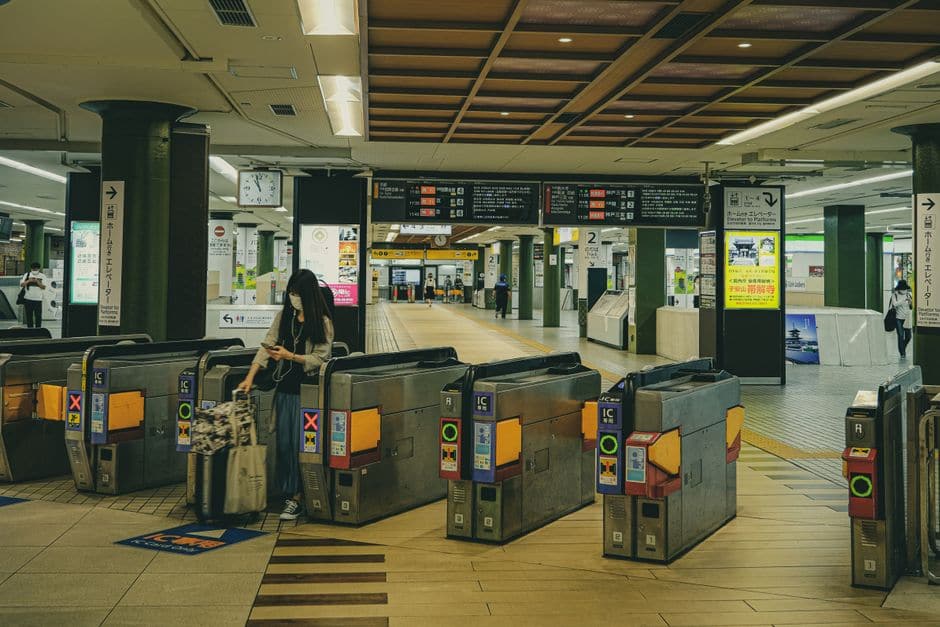 自動改札機でICカードをタッチしている利用者の写真