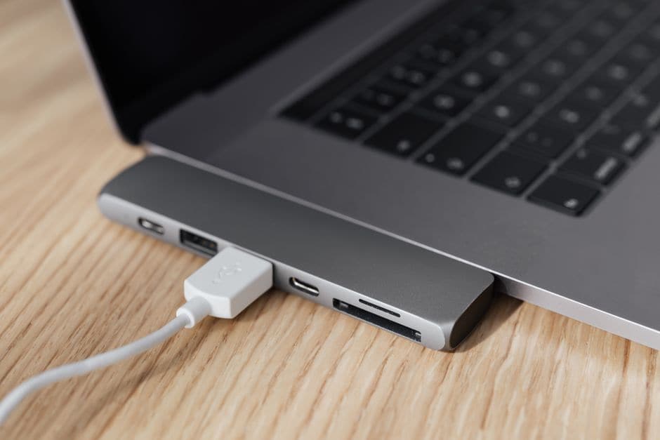 ノートPCのUSB Type-Cハブに白いUSBケーブルが差し込まれている写真(イメージ写真)