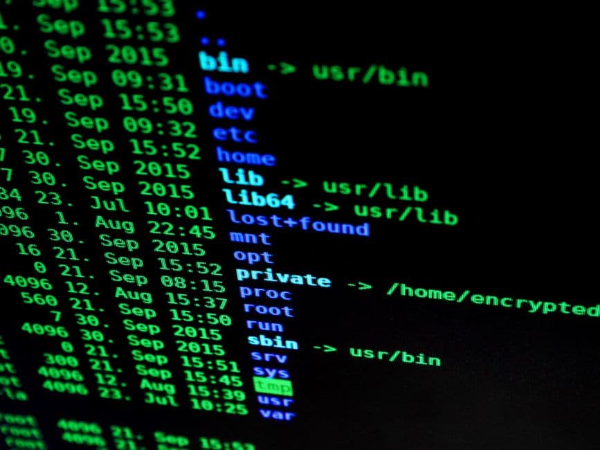 イメージ写真。ターミナルの黒い画面に、緑色の文字でディレクトリ一覧のようなコマンド実行結果が表示されている。