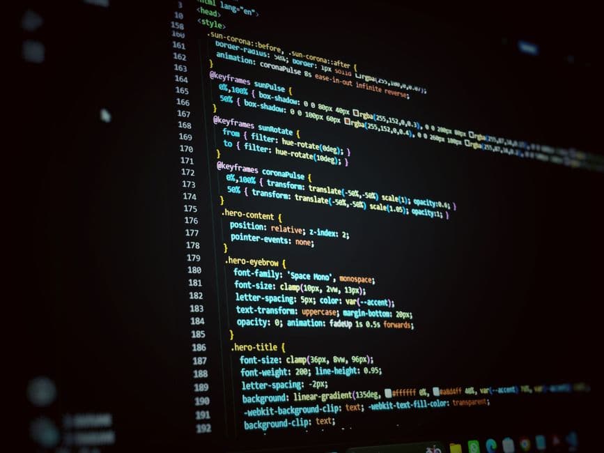 色とりどりのコードが表示されたコンピューター画面のクローズアップ(イメージ写真)
